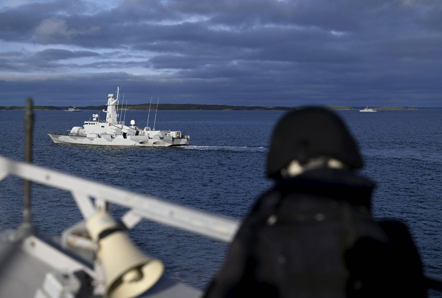 Финский военнослужащий смотрит за обстановкой в Балтийском море во время учений Freezing Winds в ноябре 2023 года.