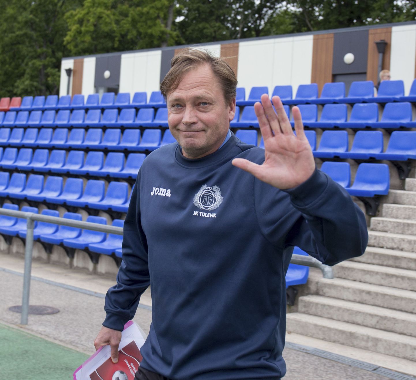 Aivar Lillevere on Viljandi jalgpalliklubi tüürinud mitmel korral, kuid alates 2013. aastast, kui temast sai kolmandat korda peatreener, on klubi teinud suure arenguhüppe: teisest liigast esiliigasse ja sealt omakorda Premium-liigasse.