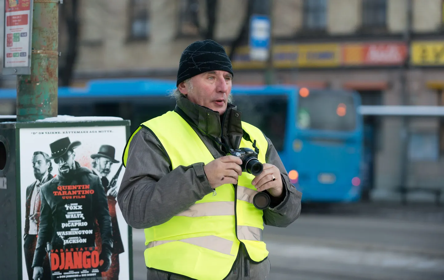 Vello Lõugas tänaval tööülesandeid täitmas.