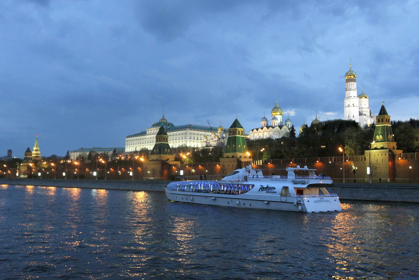 Moskva jõgi. Tagaplaanil paistavad Kremli hooned.
