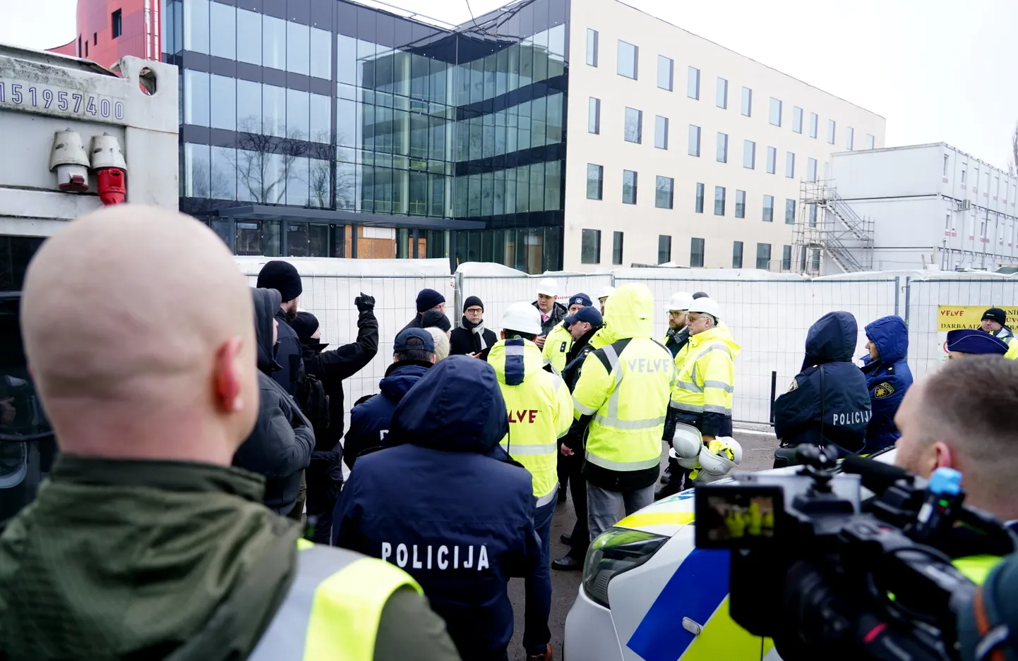 Pie Paula Stradiņa klīniskā universitātes slimnīcas (PSKUS) notiek nepabeigtā jaunā A2 korpusa pārņemšanas darbi, sakarā ar to, ka starp būvkompāniju "Velve" un PSKUS tika lauzts būvniecības līgums.