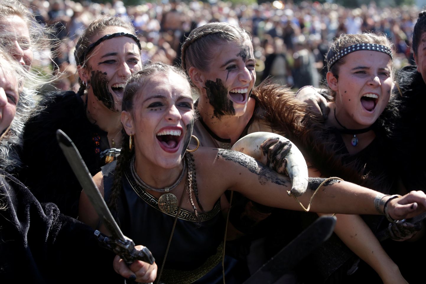 Viikinginaisteks kehastunud viikingifestivalil Hispaanias Catoiras