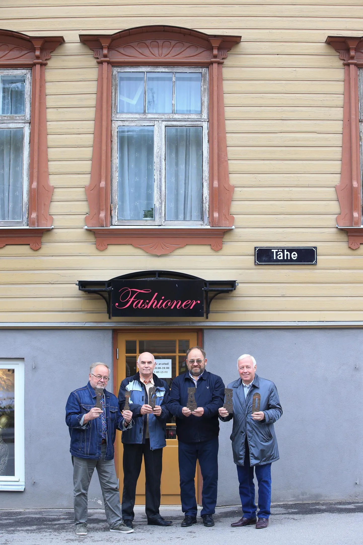 Kaubanduskooperatiivi Figaro loojad Enno Tubli (vasakult), Heldur Otsa, Neinar Seli ja Veljo Ipits kohtusid läinud nädalal oma esimese poe juures. Neinar Seli oli sedapuhku nätsu asemel oma suvilast kaasa võtnud Figaro sildi tähed. «Need ju vasest, muidugi on Neinaril tähed alles hoitud,» naeris Enno Tubli.