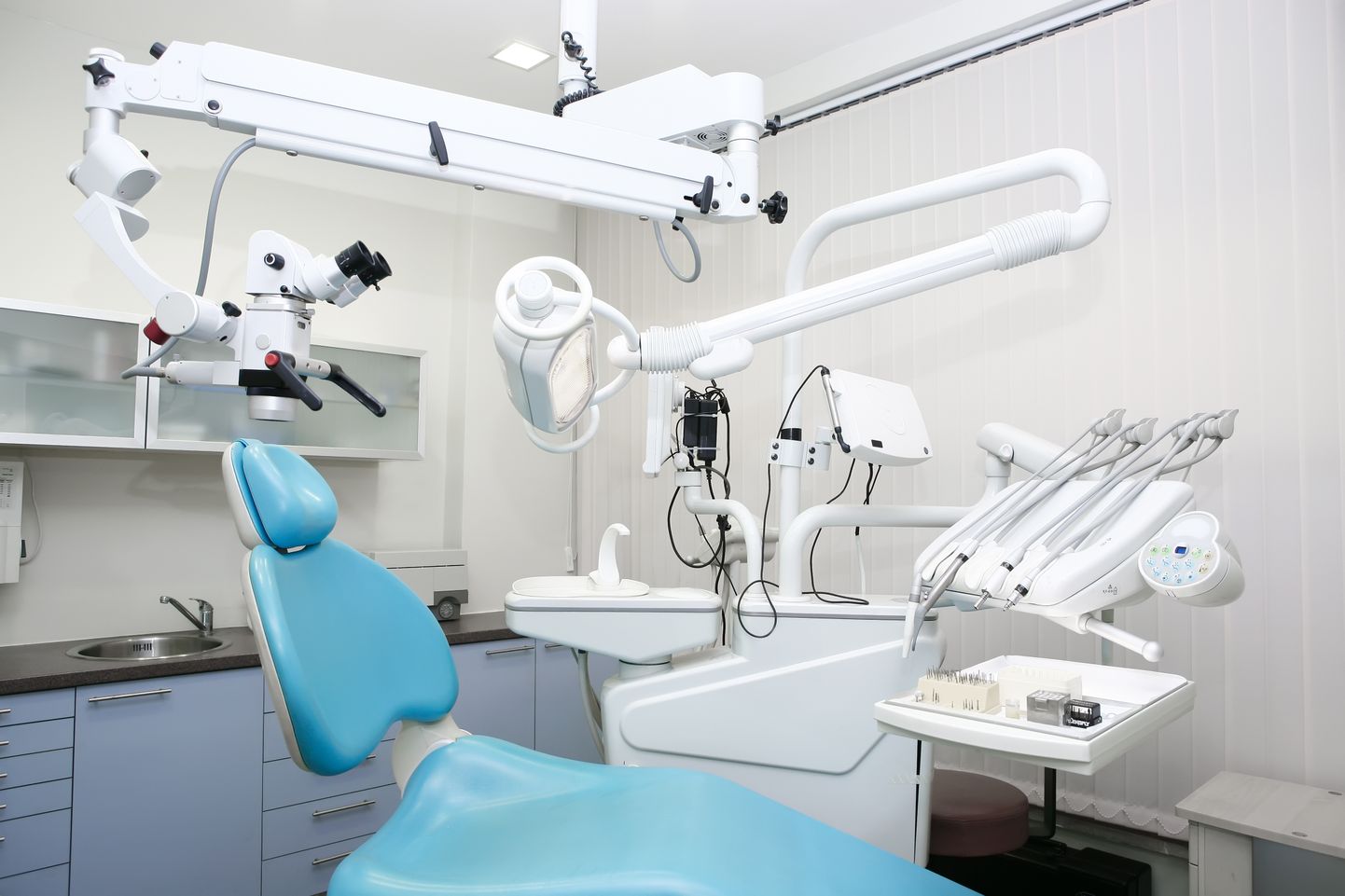 Ravikabinetis peab olema ühtse funktsionaalse terviku moodustav hambaarsti töökoha sisseseade ja aparatuur: hambaraviseade, hambaravitool, arsti tool, süljeimur, kohtvalgustid, muud eriseadmed. Pilt on illustratiivne.