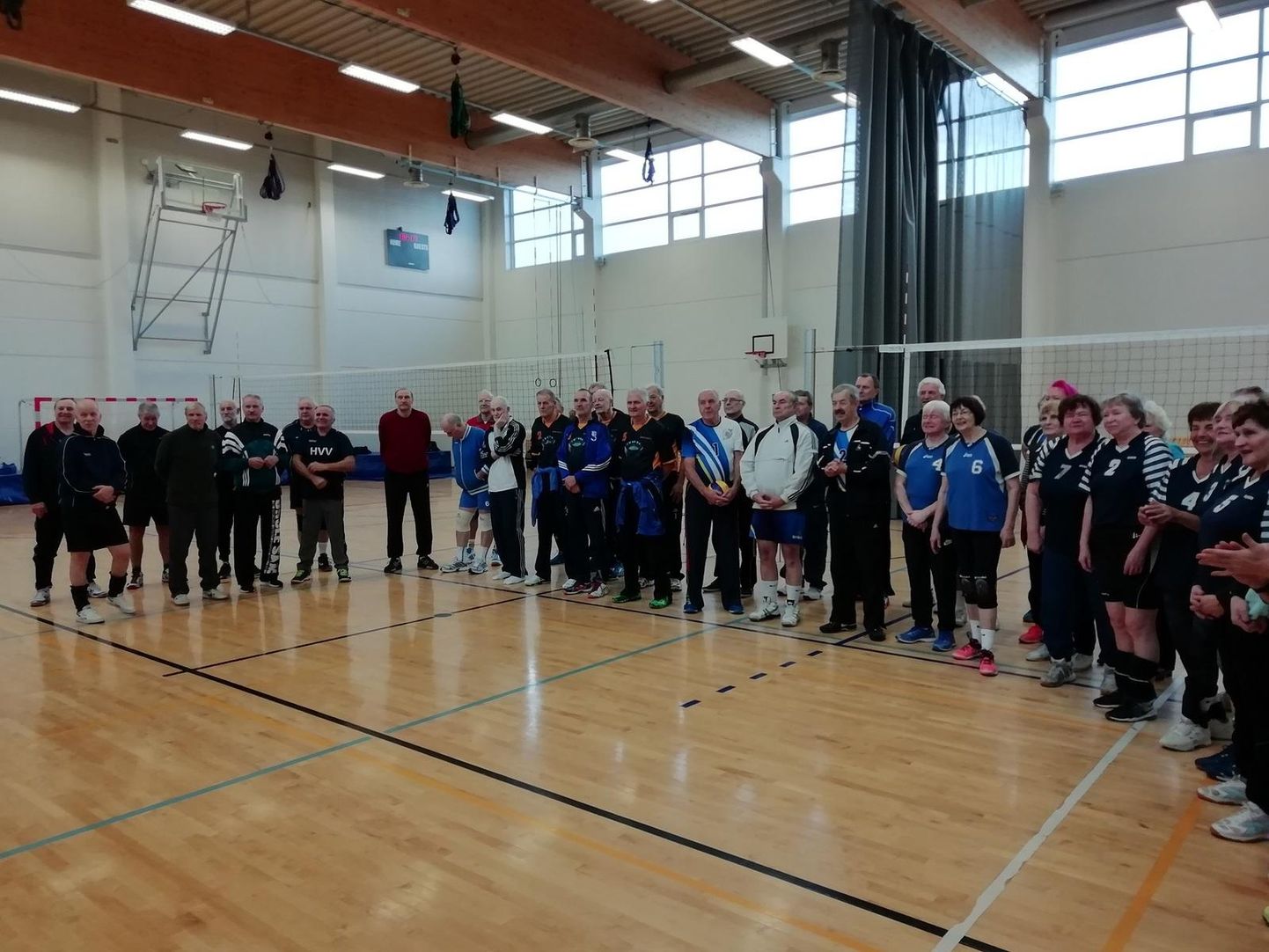Peetri koolis tähistati Eesti võrkpalli 100. aastapäeva rahvusvahelise veteranide turniiriga M65+ ja N65+ eaklassile.