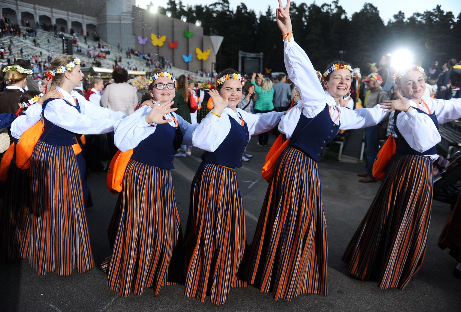 Svētku dalībnieki pēc XI Latvijas skolu jaunatnes dziesmu un deju svētku noslēguma koncerta "Manā dziesmā tu..." Mežaparka Lielajā estrādē.