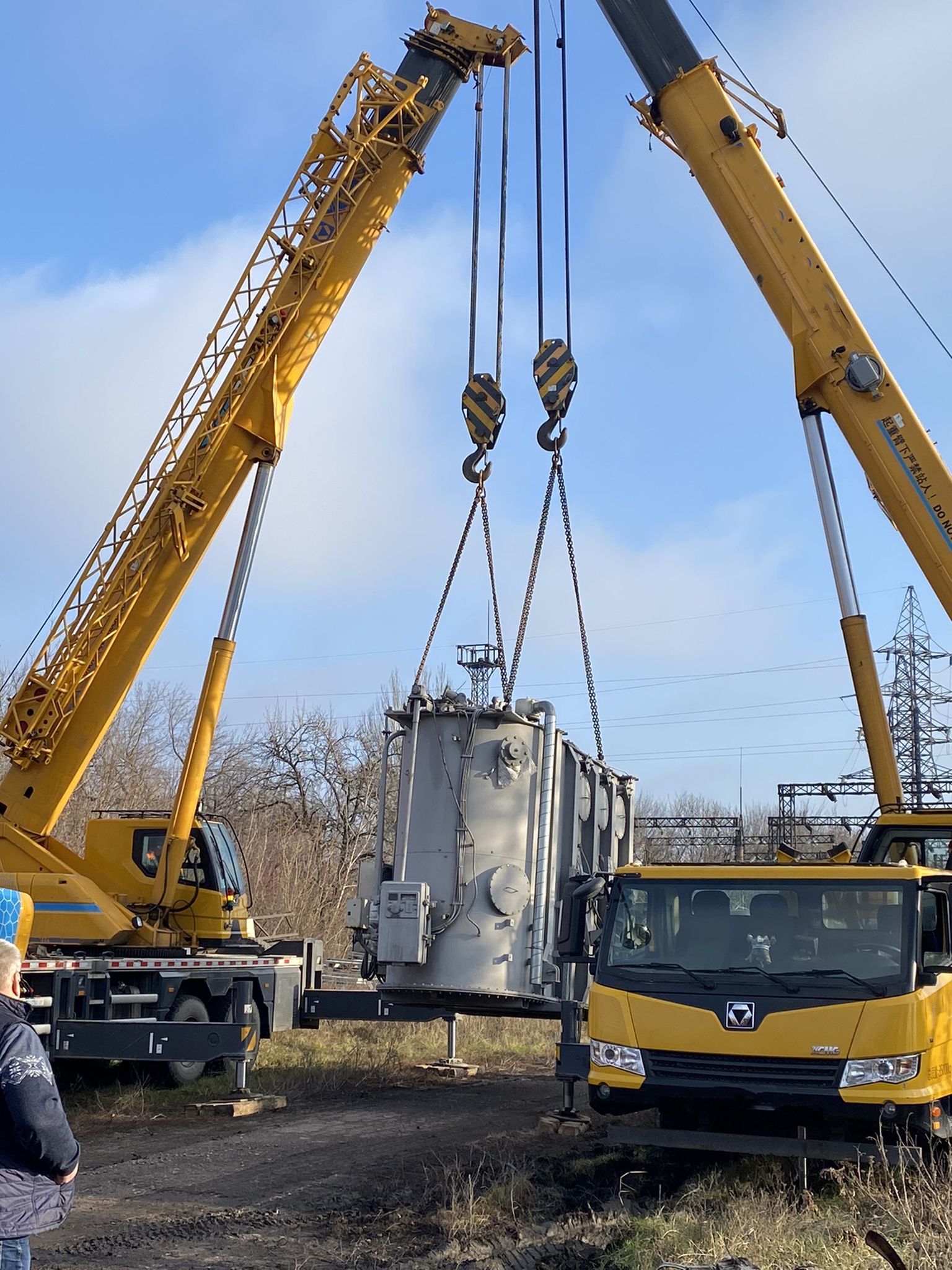 Ukrainā nogādāts "Latvenergo" ziedotais trīsfāžu transformators