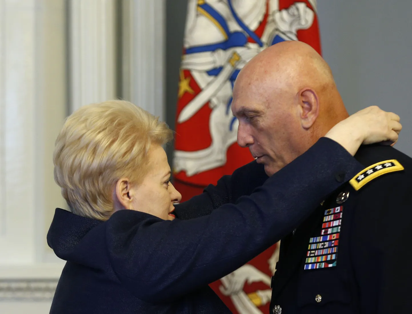 Dalia Grybauskaite kindral Raymond Odiernot autasustamas.