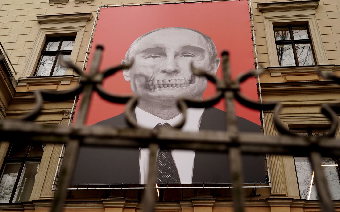 Atjaunots pretkara plakāts ar Putina miroņgalvu pie Paula Stradiņa Medicīnas vēstures muzeja fasādes.