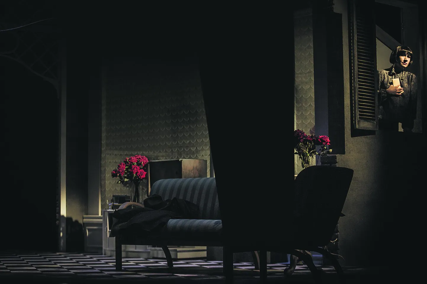 Esimese väljasõidu juubelihooajal teeb teater Pärnusse lavastusega “Kaks tosinat tulipunast roosi”.
