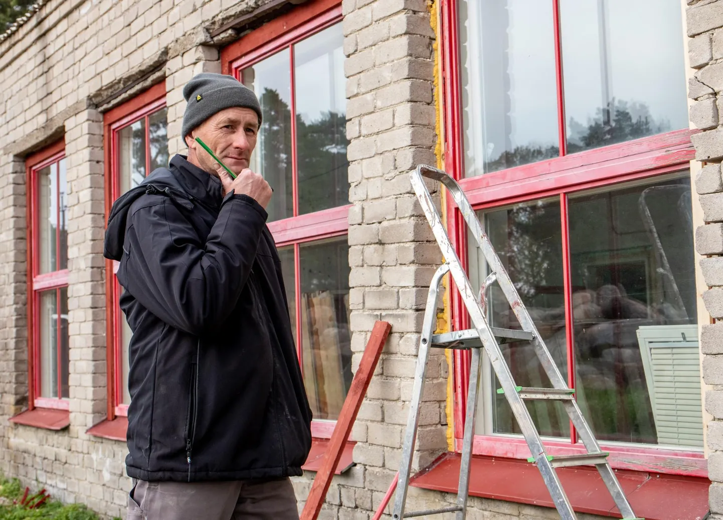 “Aknad olid väiksemad, tuli uued põsed seinaks teha,” ütleb Uustalu Jaanus ehk Jaanus Kott.