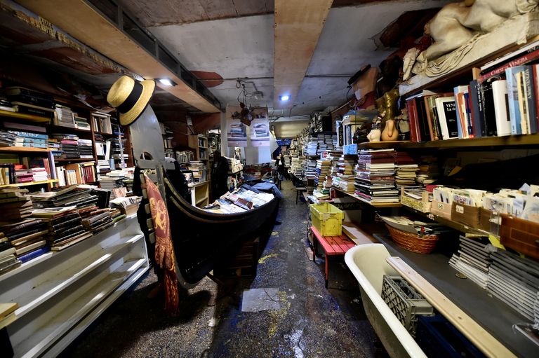 Veneetsia kuulsa raamatupoe Libreria Acqua Alta osa raamatuid sai tulvavees kannatada.