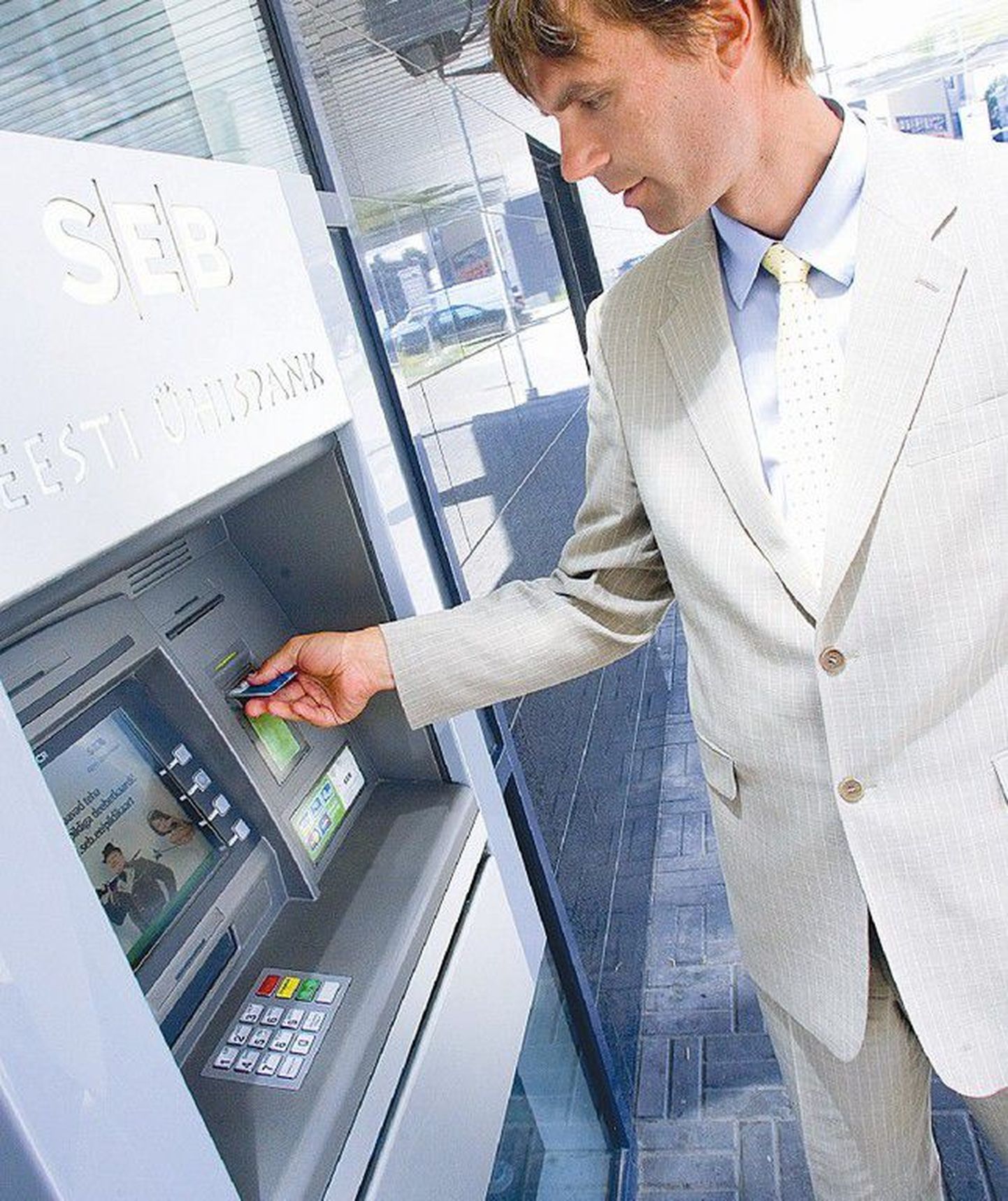 Правила использования "своего" банкомата для клиентов SEB не меняются.