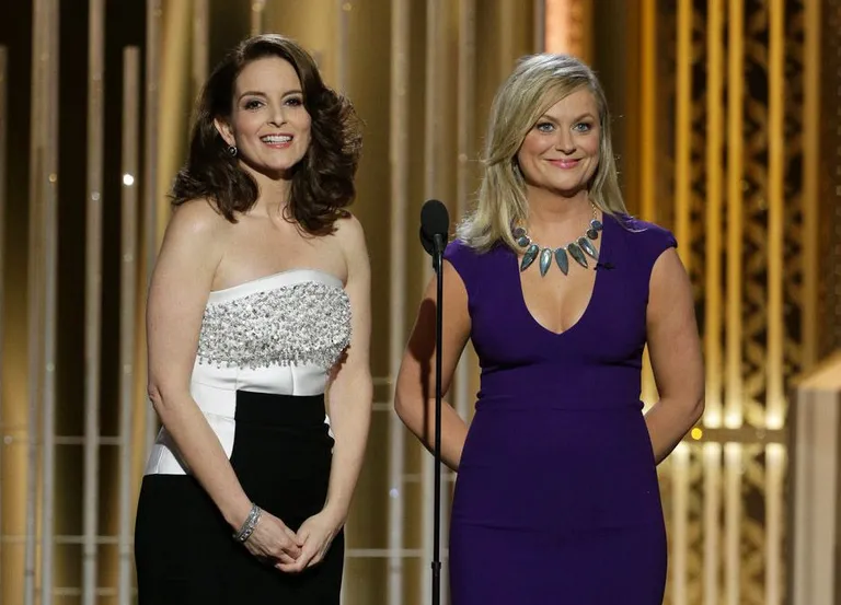 Õhtujuhid Amy Poehler ja Tina Fey viskasid nalja «Intervjuuga» toimunu üle: «See oli eelmisel aastal Hollywoodis suurim uudis. Selle tõttu olime me kõik sunnitud teesklema, et me tahame seda näha.»