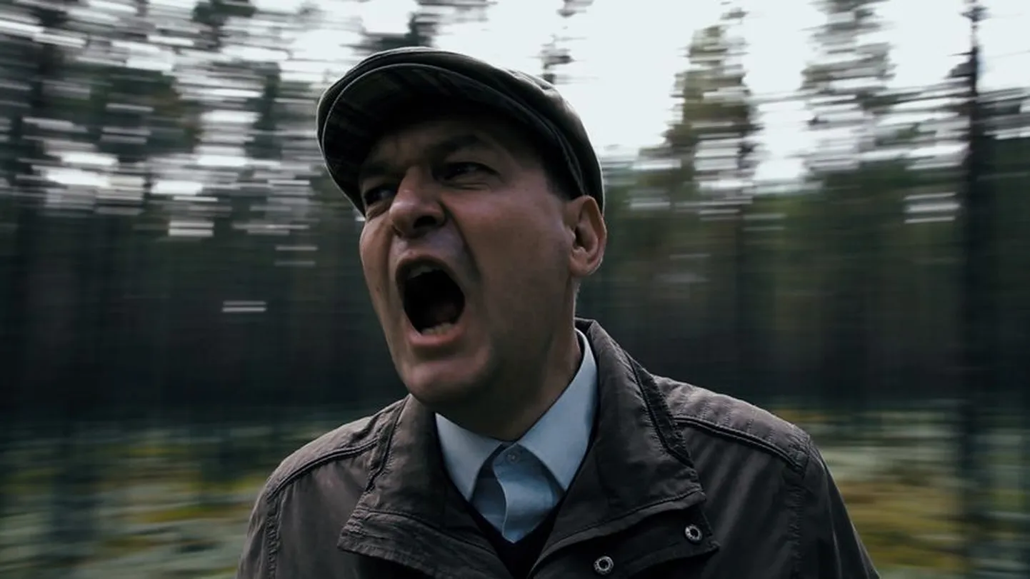 Heitunud poliitik ürgmetsas. Raivo E. Tamme kehastataval riigikogulasel Aadu Kägul filmi loojate sõnul reaalses elus prototüüpi pole, pigem on tegemist koondkujuga.