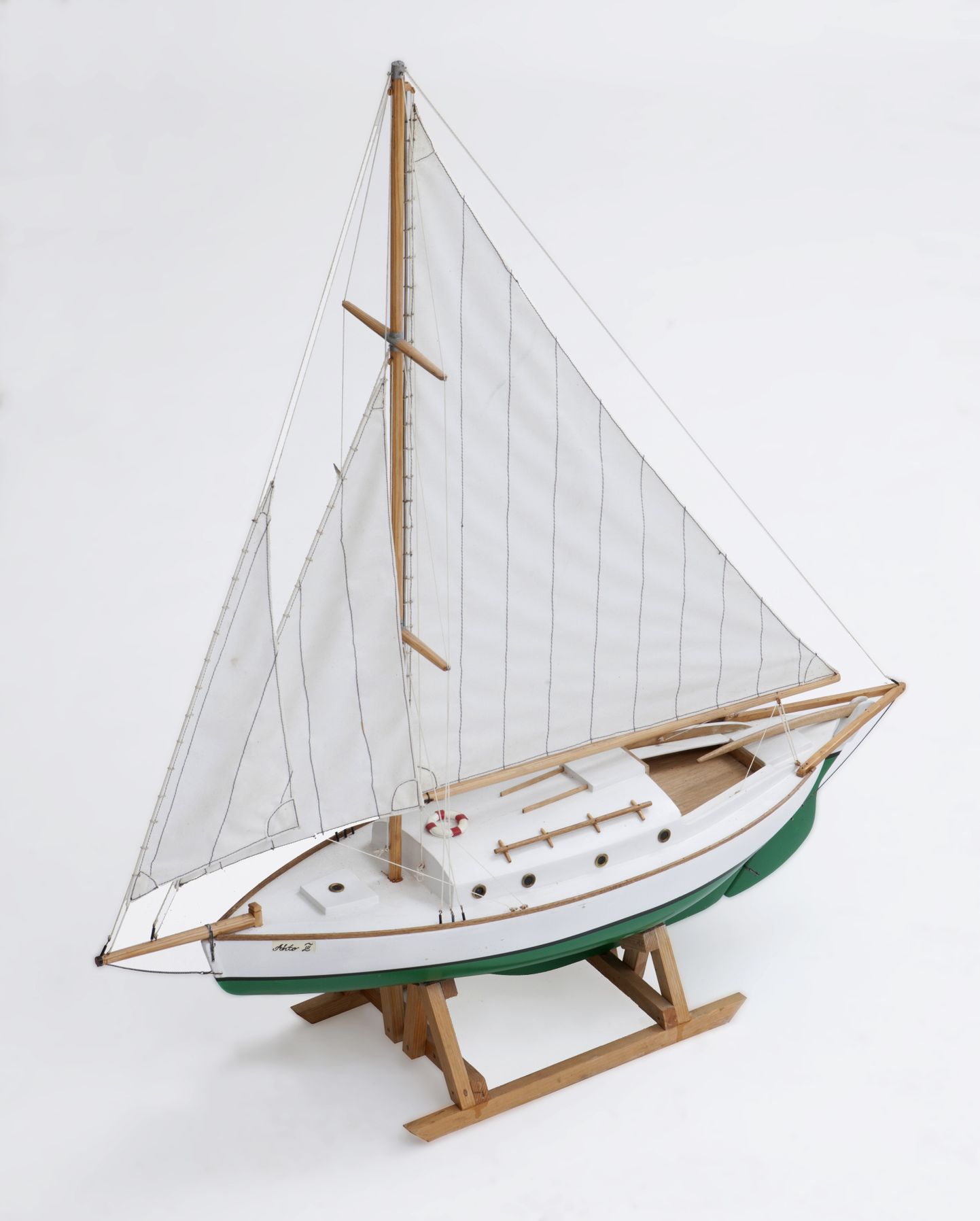 Ahto Valteri Ameerikast ostetud purjeka meetrikõrgune mudel Käsmu meremuuseumis.