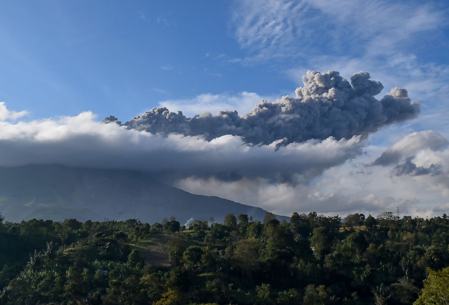 Sinabungas vulkāna izvirdums