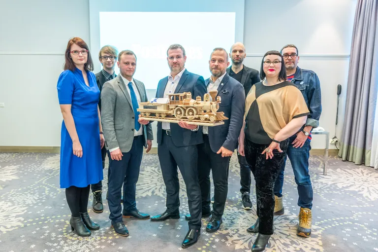 Postimehe kultuuriveduri üleandmine. Fotol Postimehe vastutav väljaandja ja peatoimetaja kt Merili Nikkolo, kultuuriajakirjanik Juhan Raud, Augustibluusi korraldajad Martti Mutli, Indrek Ditmann, Raul Ukareda, kultuuriajakirjanil Alvar Loog, kultuuritoimetuse juhataja Heili Sibrits ja kultuuriajakirjanik Hendrik Alla.