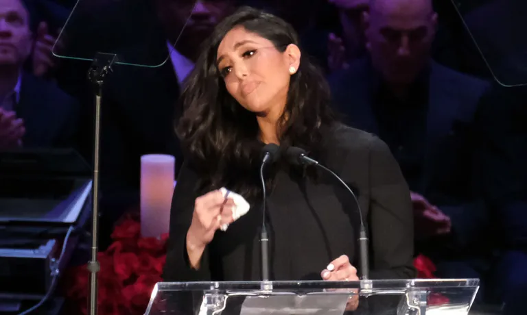 Vanessa Bryant abikaasa Kobe Bryanti ja tütre Gianna mälestustseremoonial 24. veebruaril 2020 Los Angeleses.