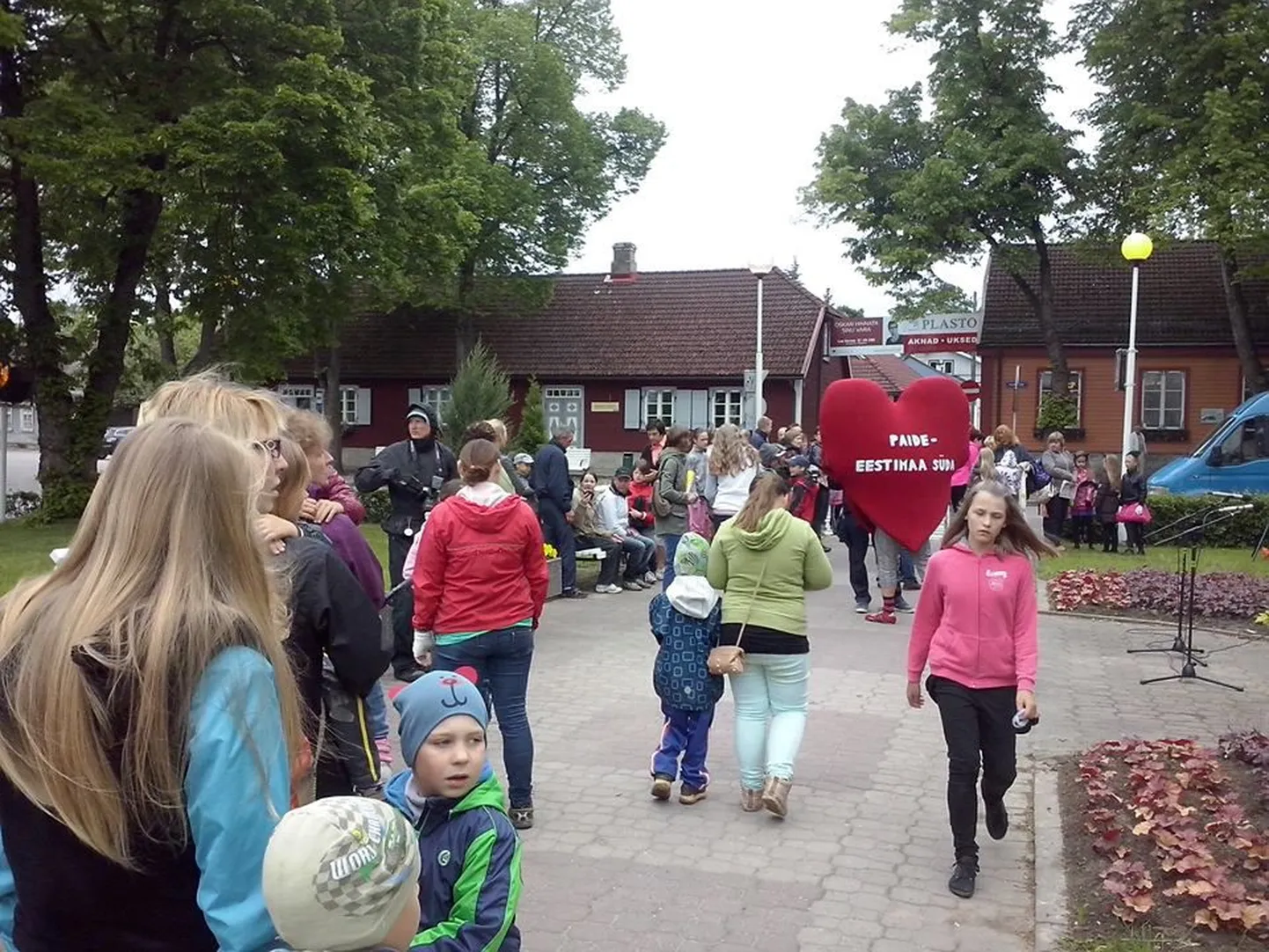 Perepäeva avamisele Paide keskväljakule oli palju inimesi kogunenud.