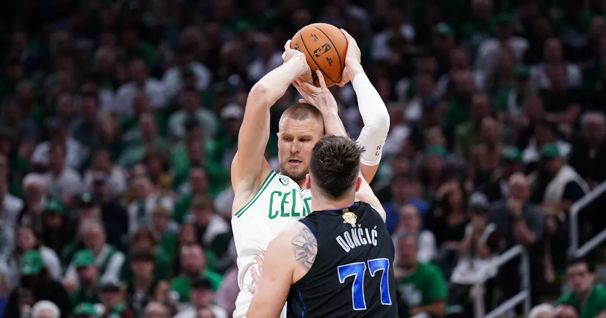 Porzingis a revenit și Boston a început finala cu o victorie puternică asupra lui Dallas