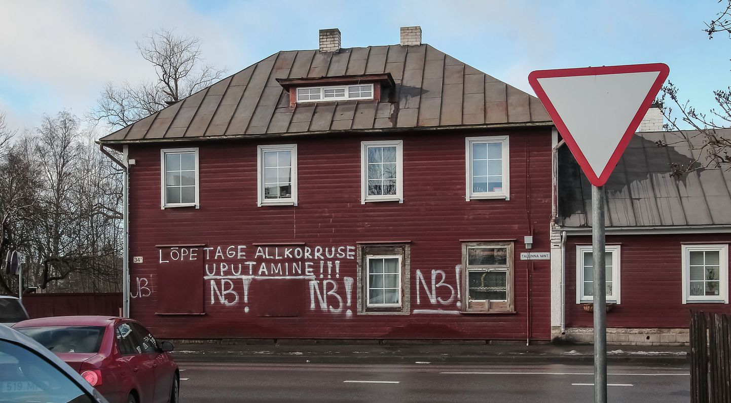 Pärnus Tallinna maantee 34a maja seinale ilmus eile õhtul suur maaling, mis kutsus üles uputamist lõpetama.
