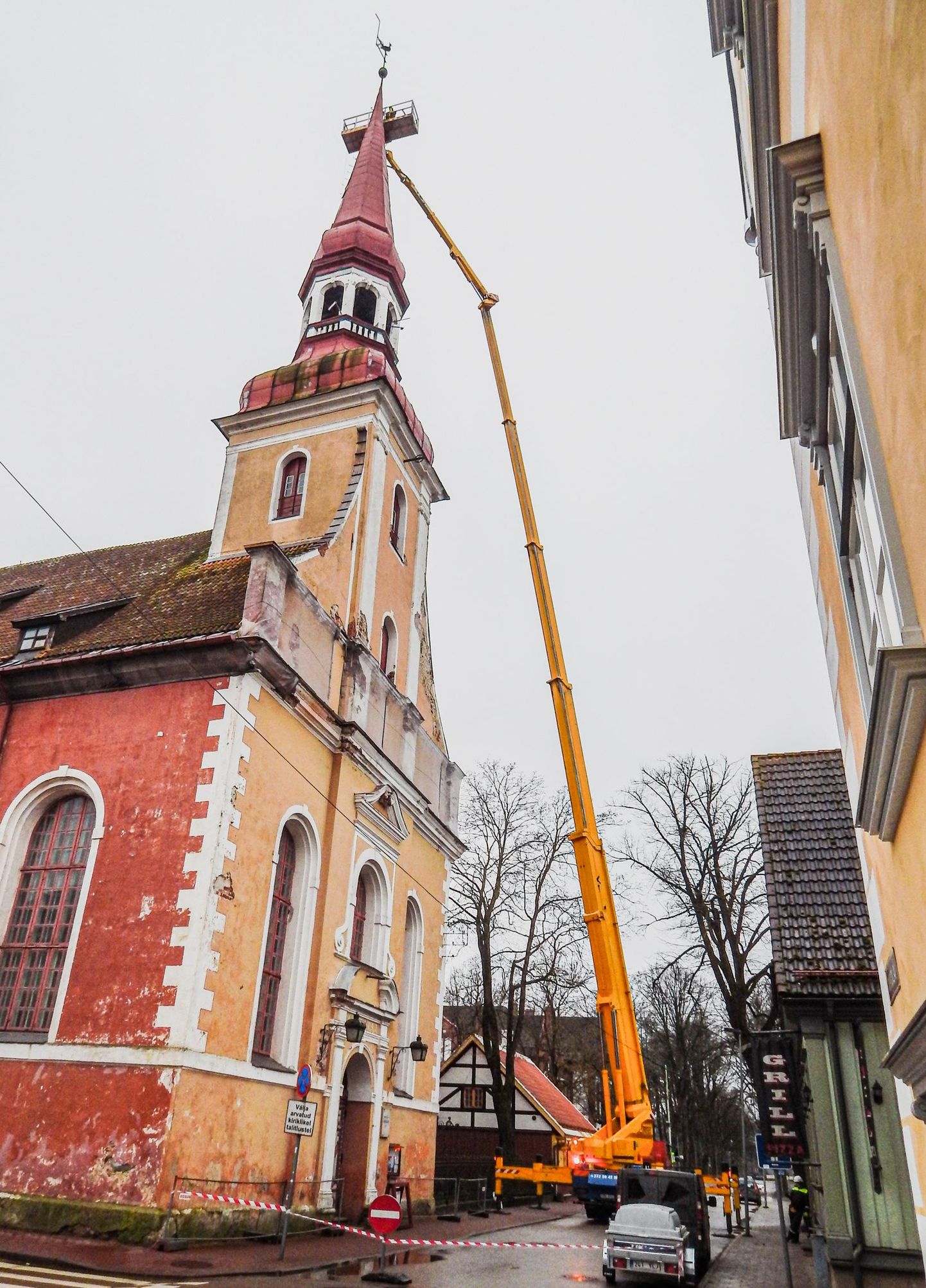 Baltimaade kõrgeim korvtõstuk upitas töömehed Eliisabeti kiriku torni tippu, et välja vahetada pea sajandi vanune piksevarras.