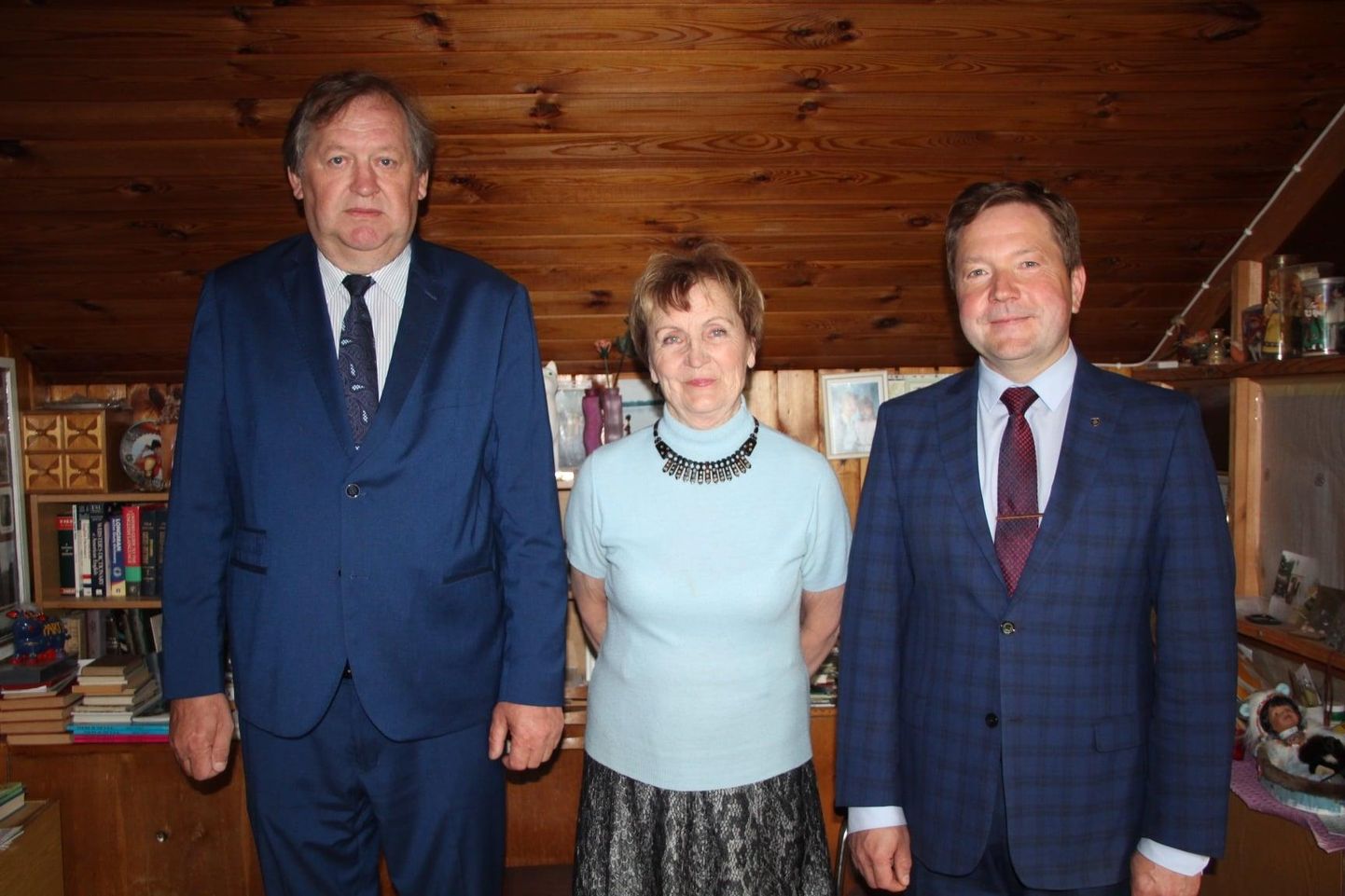 Ene Keldrit õnnitlesid vallavolikogu esimees Rein Pullerits (vasakul) ja vallavanem Jaanus Barkala.