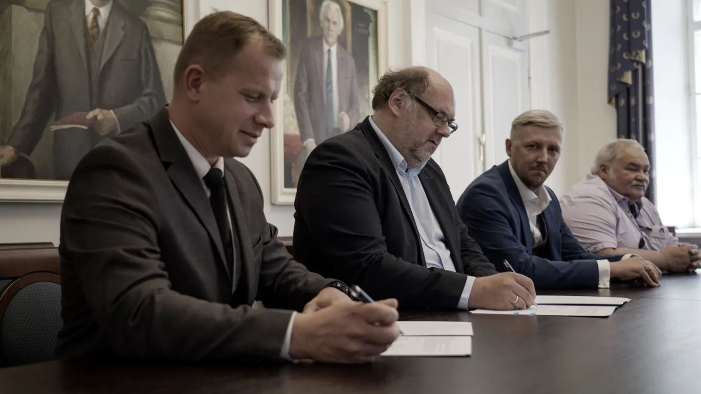 Lepingu allkirjastasid H2Electro juhatuse liige Asko Ant, TÜ arendusprorektor Erik Puura, H2Electro juhatuse liige Henrik Hal ja TÜ füüsikalise keemia professor Enn Lust.