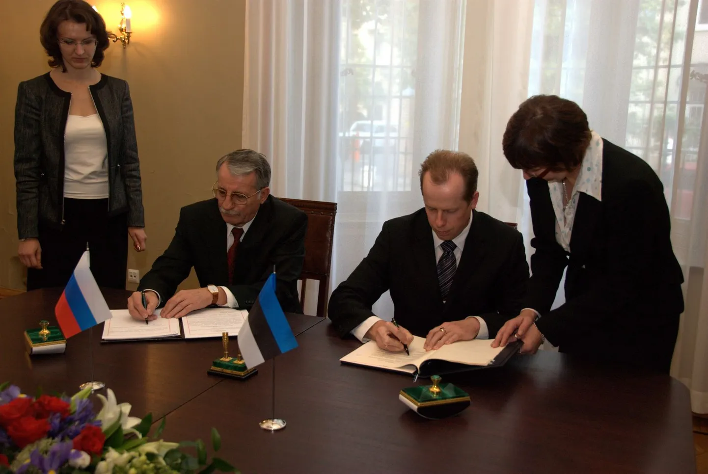 Erkki Koort ja Nikolai Smorodin Eesti-Venemaa tagasivõtulepingu allkirjastamisel