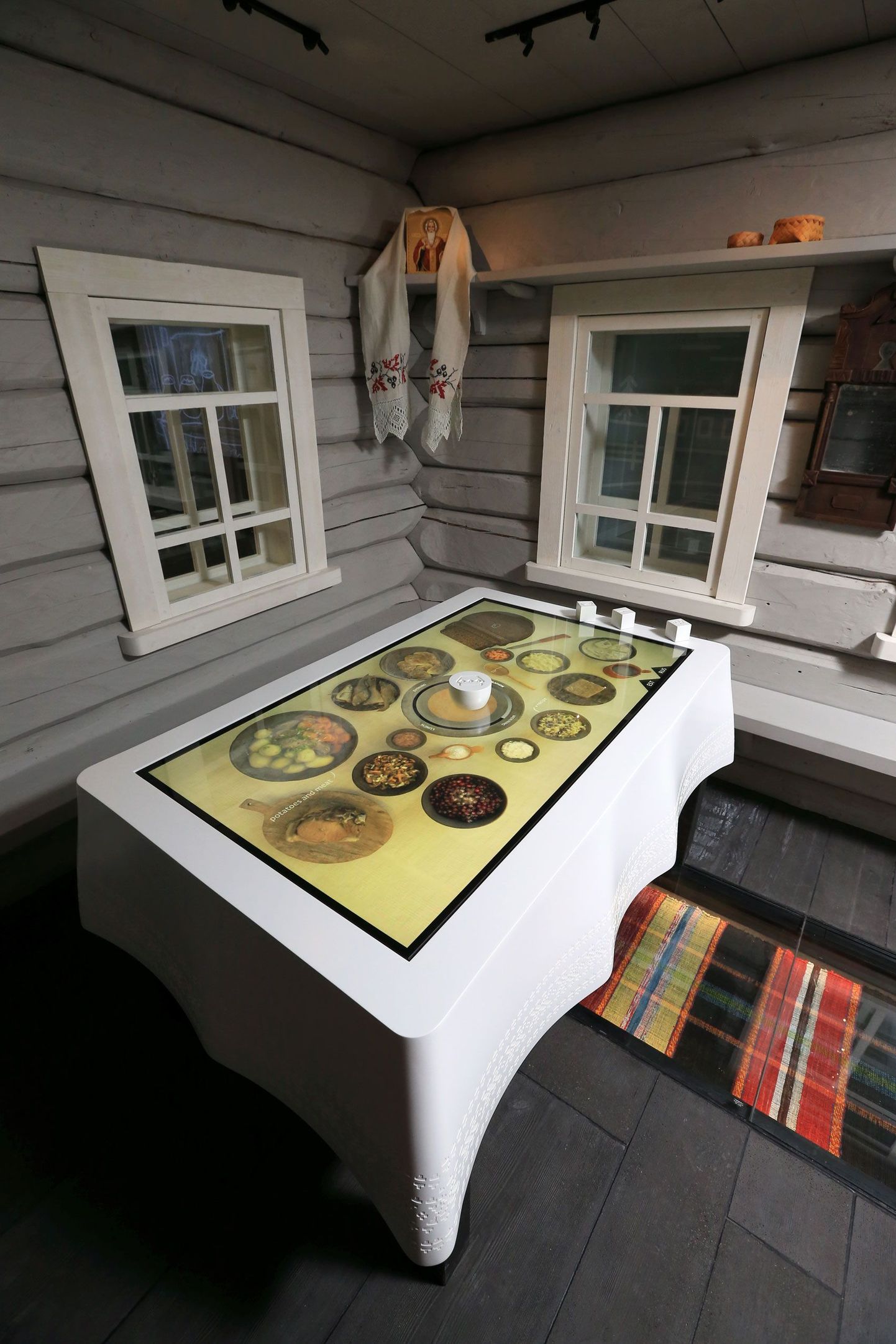 Keerake komi tares valget tassikest laua keskel ning lauale (täpsemalt, selle ekraanile) ilmuvad hommiku-, lõuna-, õhtu- ja pidusöögid. Retseptidega.