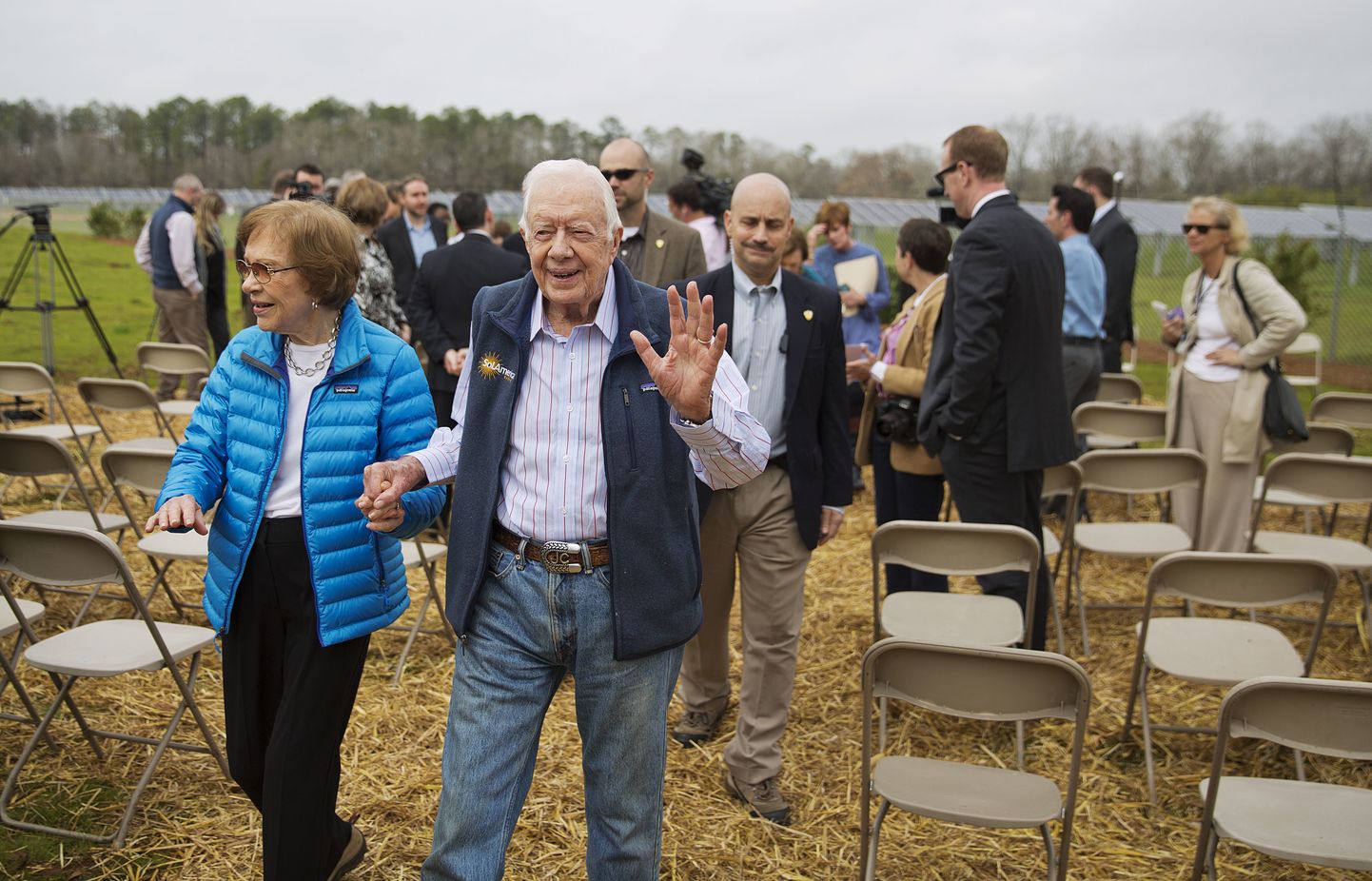 Endine Ühendriikide president Jimmy Carter ja abikaasa Rosalynn lahkumas 2017. aasta 8. veebruaril lindi läbilõikamise tseremoonialt oma põllumaal Plainsis, Georgias, kus avati päikesepark.