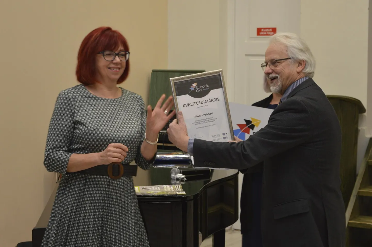 Ettevõtliku kooli baastaset tunnistava seinatahvli üleandmine Rakvere põhikoolile.