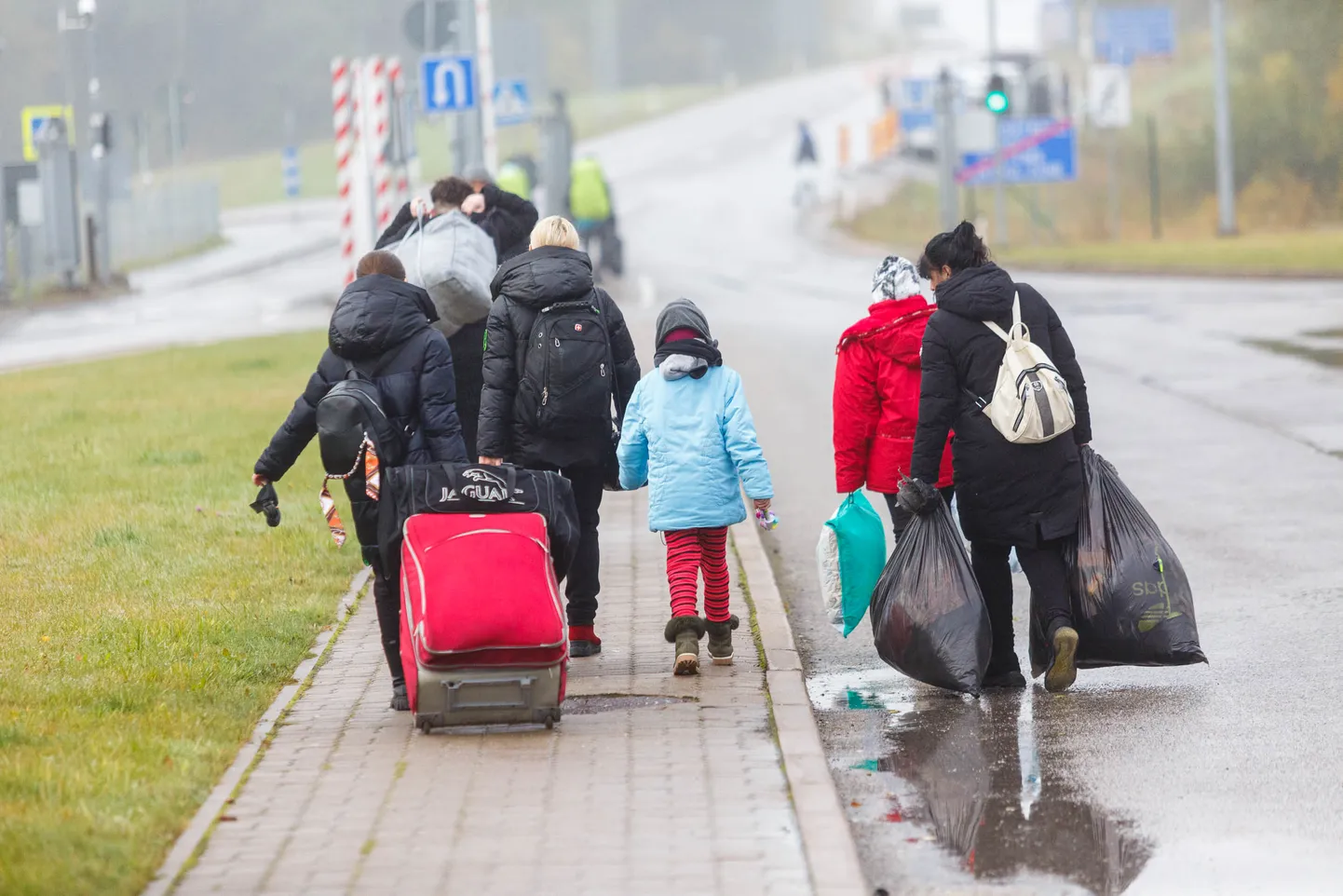 Ukraina põgenikud saabuvad läbi Luhamaa piiripunkti Eestisse. Enamuse jaoks on Eesti transiitriik, edasi suundutakse bussidega Poola.
