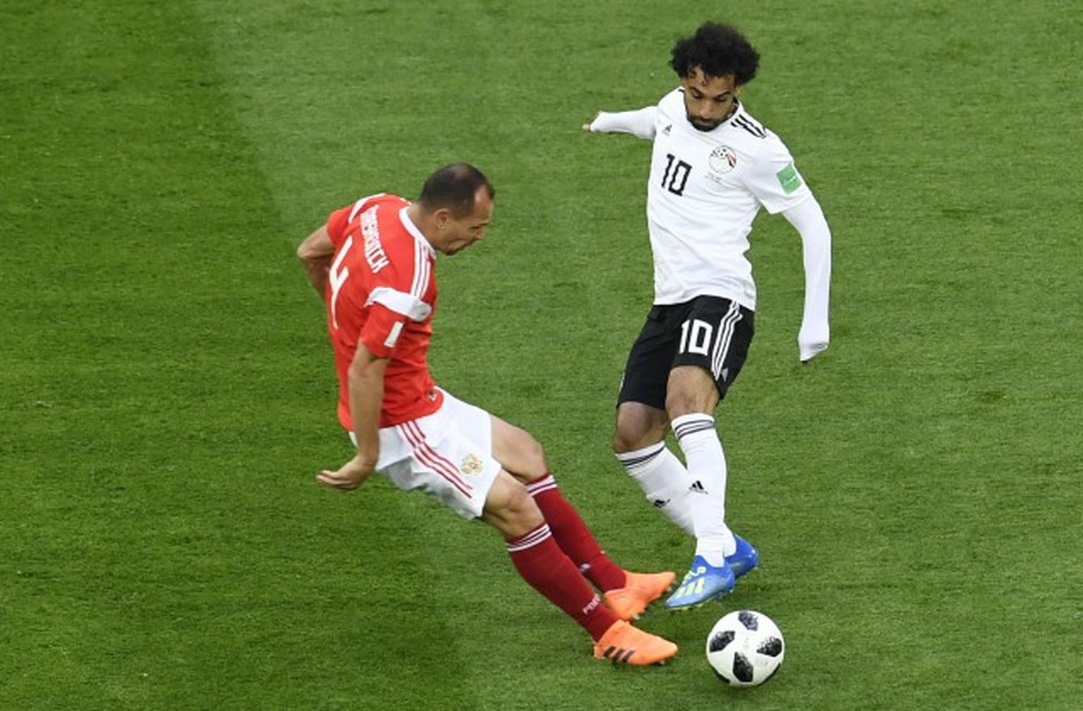 Pasaules kauss futbolā. Divcīņa starp Sergeju Ignaševiču (Krievija) un Mohamedu Salāhu (Ēģipte)