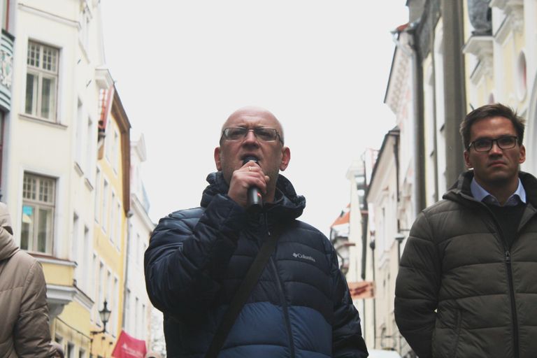 Максим Резник выступает на митинге около посольства РФ в Таллинне 26 ноября 2022 года.