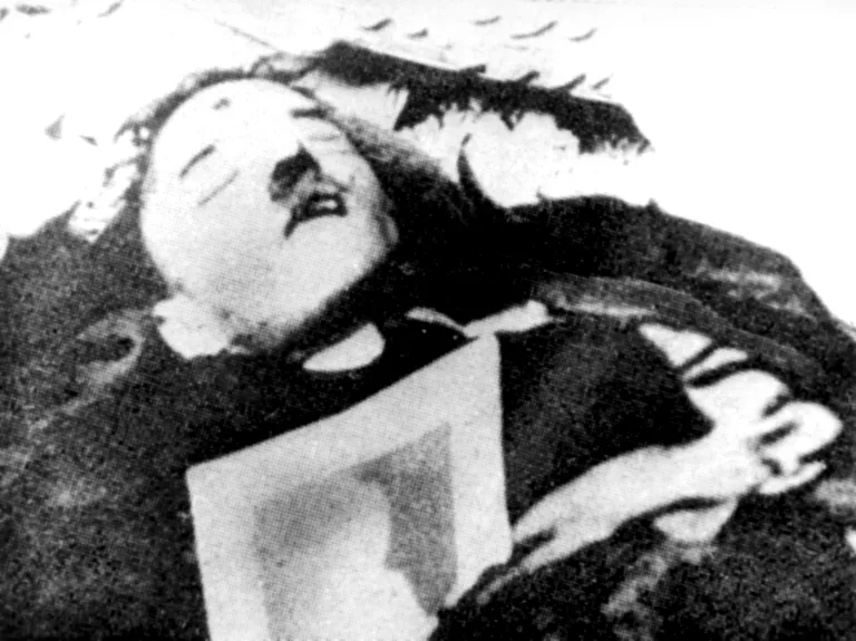 Foto, millel on väidetavalt Adolf Hitleri surnukeha