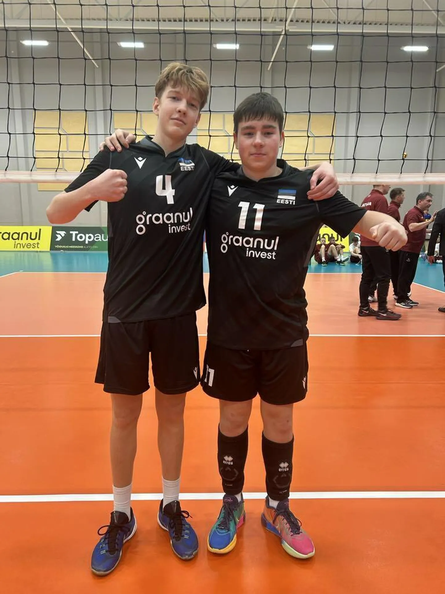 Rakvere spordikooli õpilased Rasmus Pärs (vasakul) ja Arden Vahula U16 võrkpallikoondises.