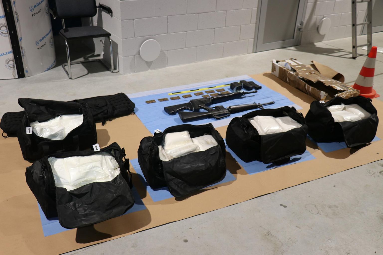 Veebruaris pidasid tolliametnikud Ikla piiripunktis kinni veoki, millest leiti 100 kilogrammi amfetamiini ja kaks ebaseaduslikku automaattulirelva.
