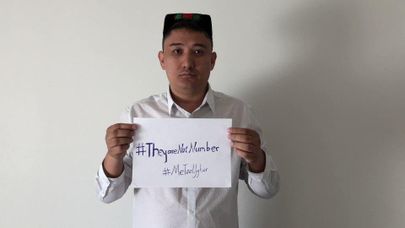 Halmurat Harri Uyghur veab sotsiaalmeediakampaaniat #MeTooUyghur. 