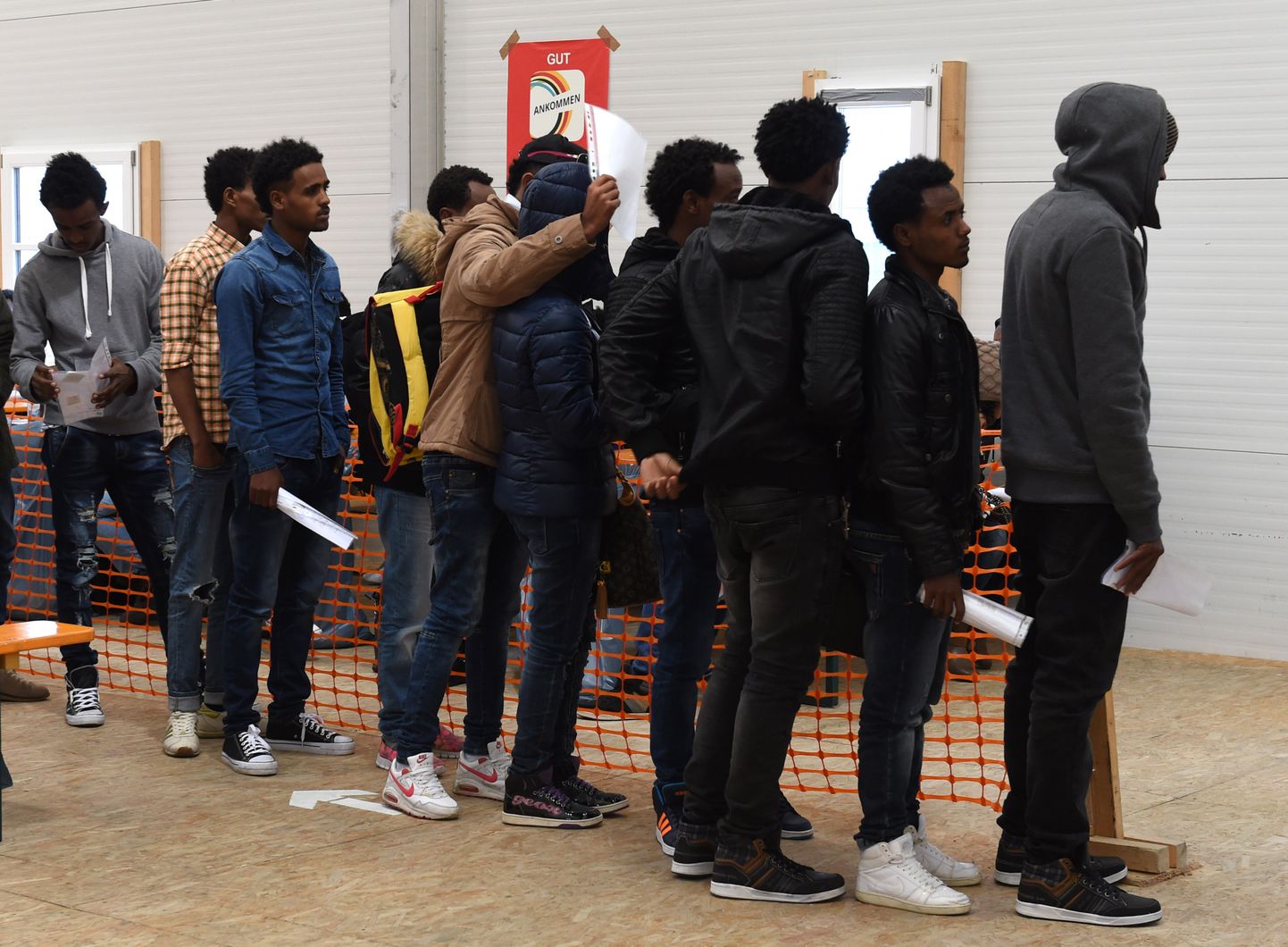 Migranti gaida pirmo reģistrāciju, Vācija, Minhene.