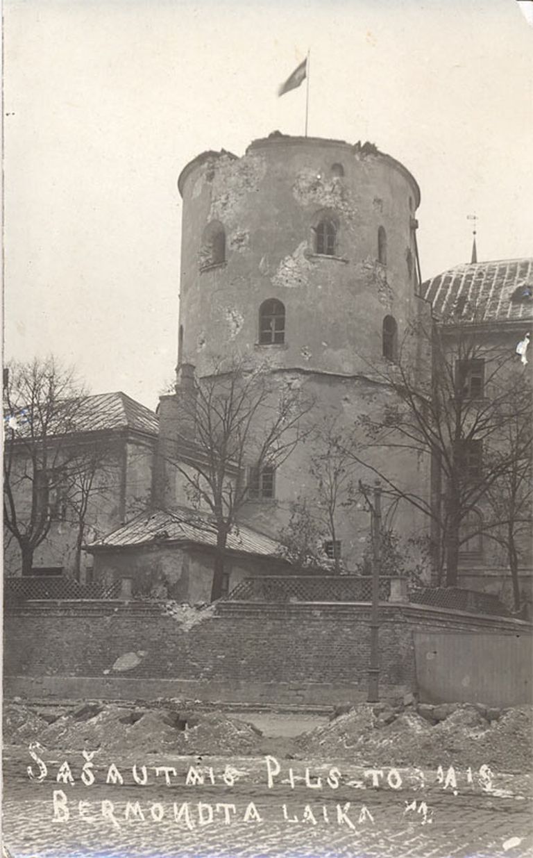 Bermontiādes laikā sašautais Rīgas pils tornis. 1919.gada 12. novembris. 