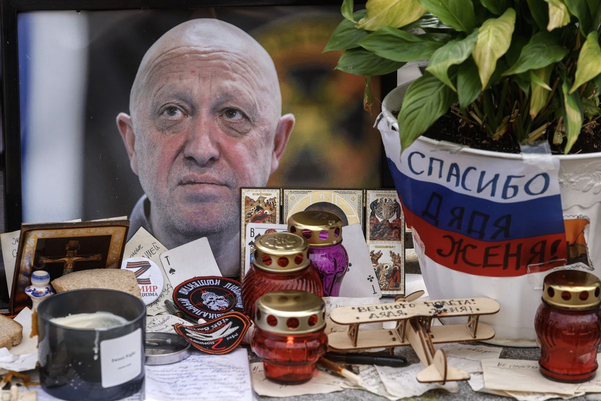 Портрет руководителя Евгения Пригожина рядом с табличкой «Спасибо, дядя Женя» на неофициальном мемориале в его честь в Москве, 3 сентября 2023 года.