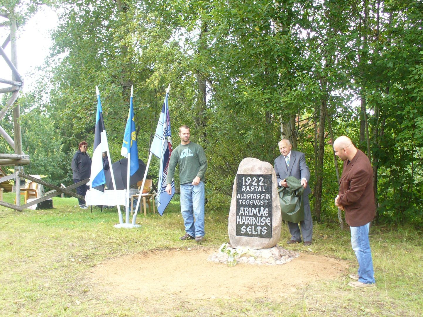 Mälestuskivi avasid Raini Olt (vasakul), Heino Kängsepp ja Kaido Tamberg