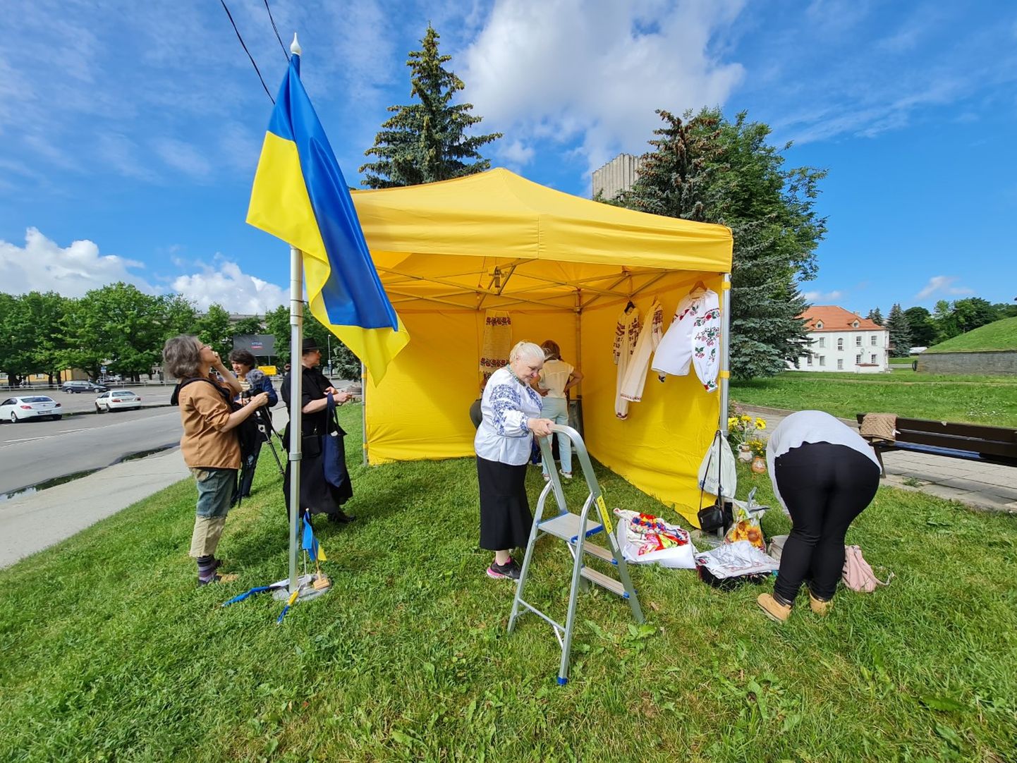Информационная палатка для украинских беженцев в Нарве.