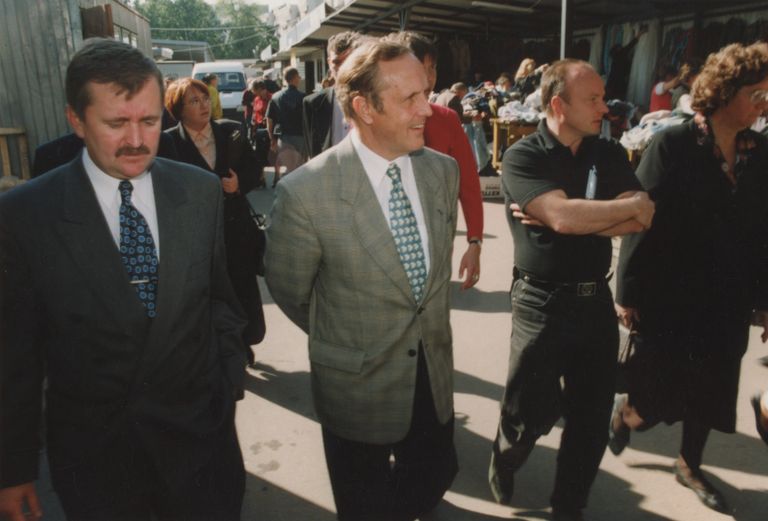1998. aasta september: pildil on Mait Metsamaa (paremalt), majandusminister Jaak Leimann ja Keskturu direktor Margus Kuustik.