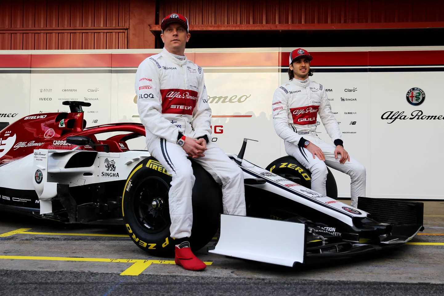 Kimi Räikkönen ja Antonio Giovinazzi (paremal) 2019. aasta hooaja Alfa Romeo esitlusel.