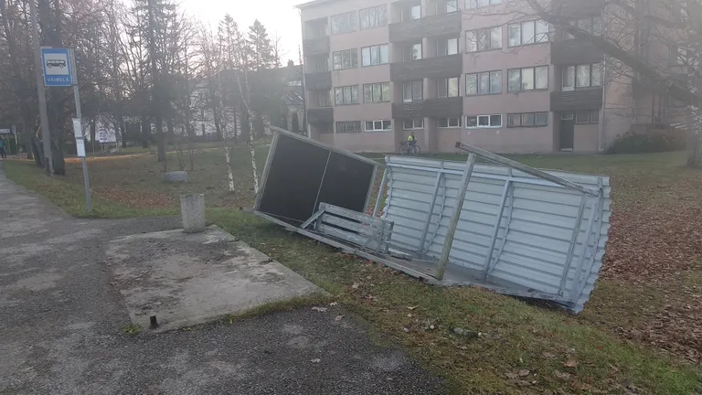 Torm lükkas Väimelas bussiootepaviljoni uppi.