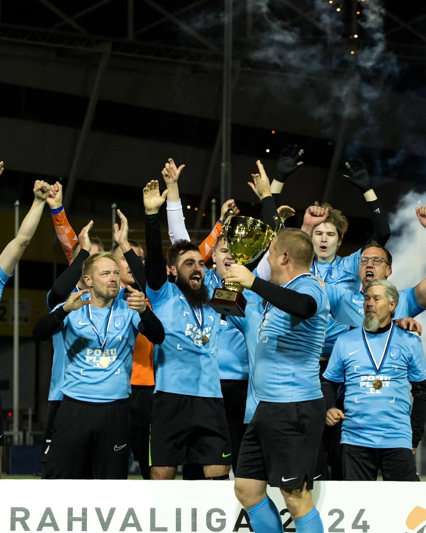 Kapten Ergo Jõepere tõstis võidutrofee õhku ja rõõmupidu võis alata.
