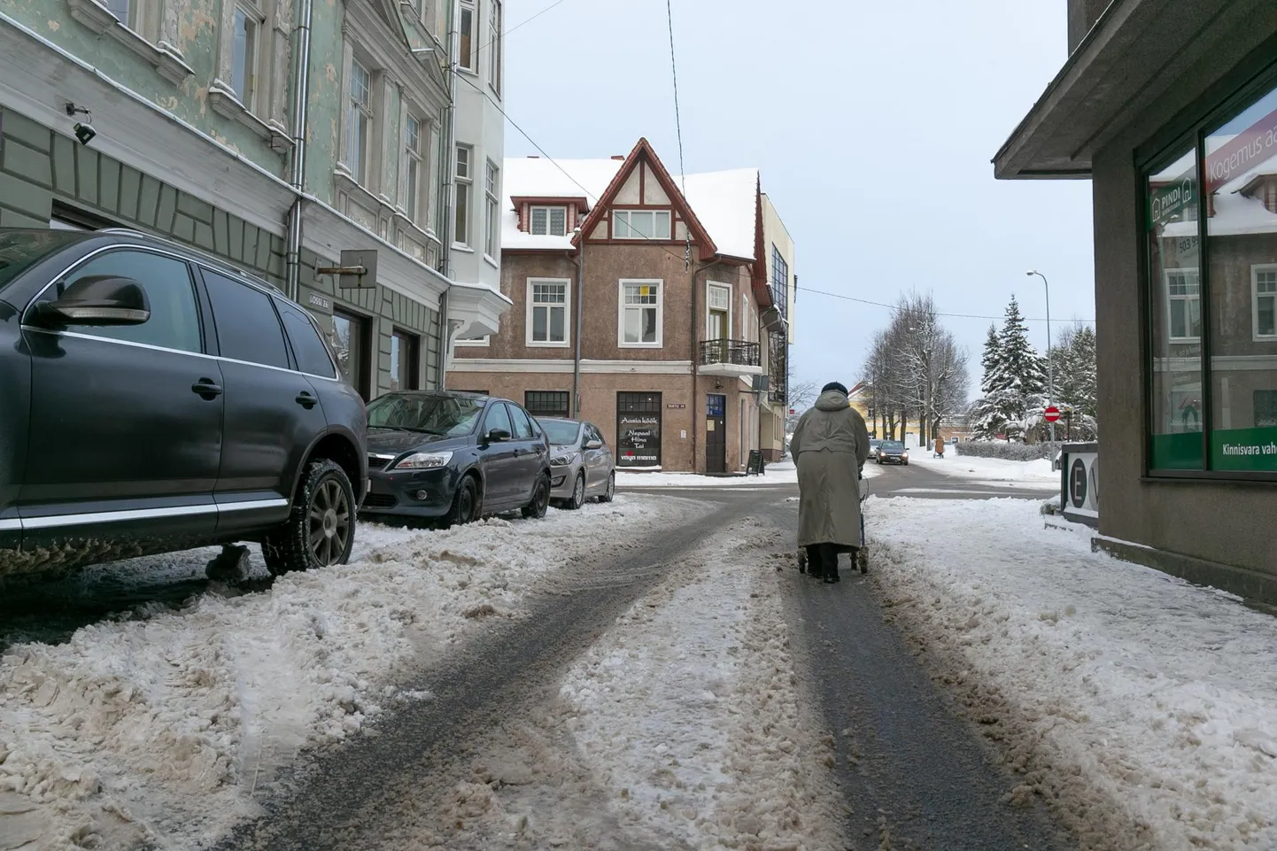 Lossi tänava jalakäija tundis end turvalisemalt keset sõiduteed.